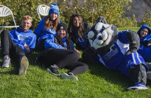 Huskies athletes with mascot king at the golf tournament